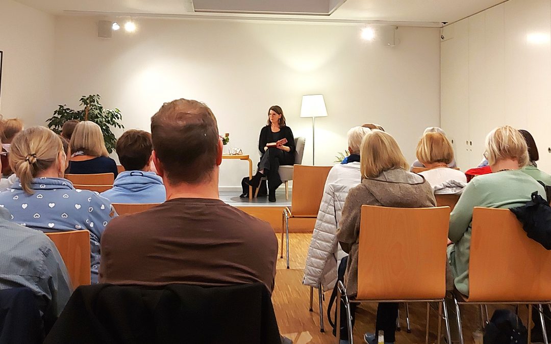 Mareike Krügel las „Alle wissen hier alles“