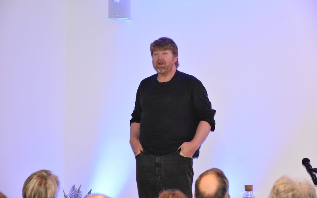 Matthias Stührwoldt las „Gah mi af mit witte Wiehnacht“